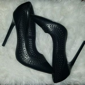 Black pumps